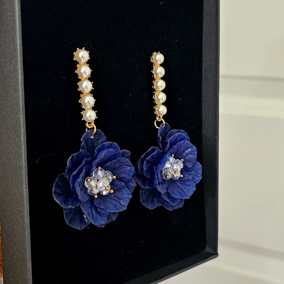 Dark Blue Acrylic & Faux Pearl Earrings -NWT - Picture 4 of 4